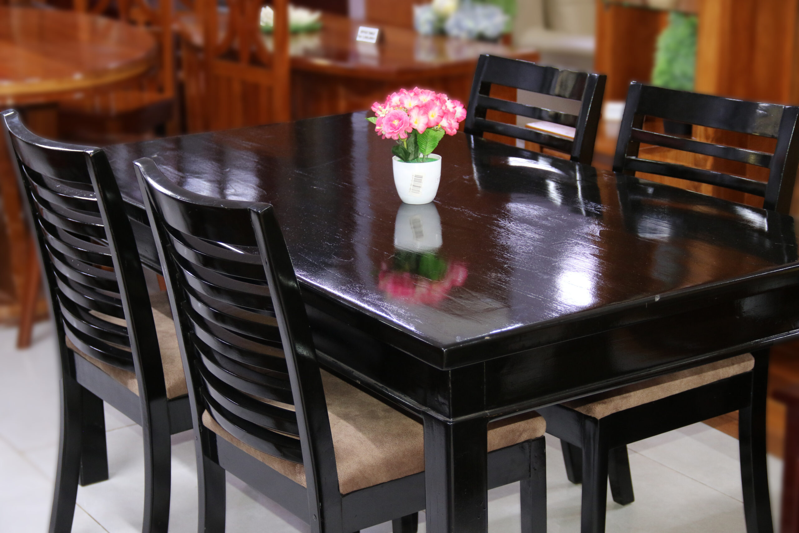 Velora Dining table